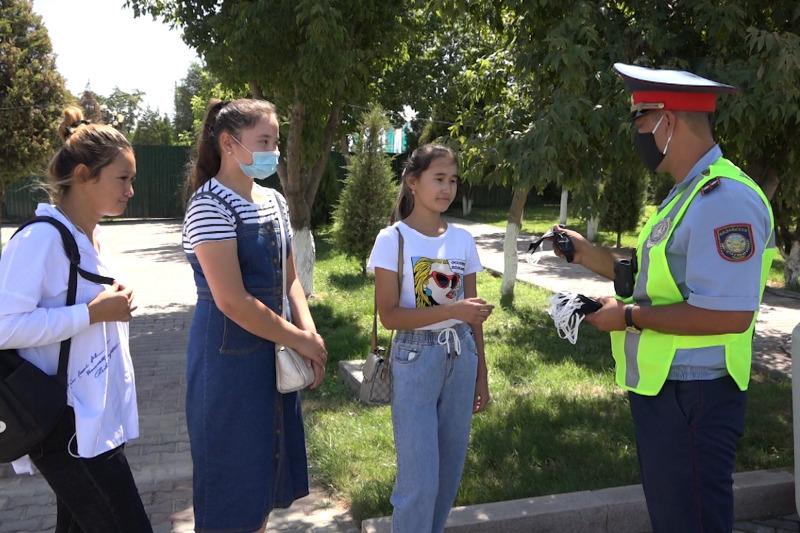 Туркестанские полицейские раздали маски с логотипом «Нет- наркотикам!»