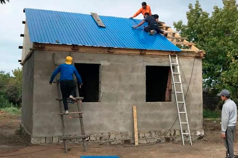 Ауыл жастары жалғызбасты зейнеткерге үй салып берді