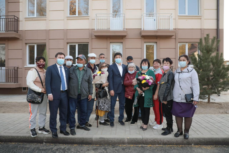 Бауыржан Байбек Шымкентте өртеніп кеткен үйдің тұрғындарымен кездесті