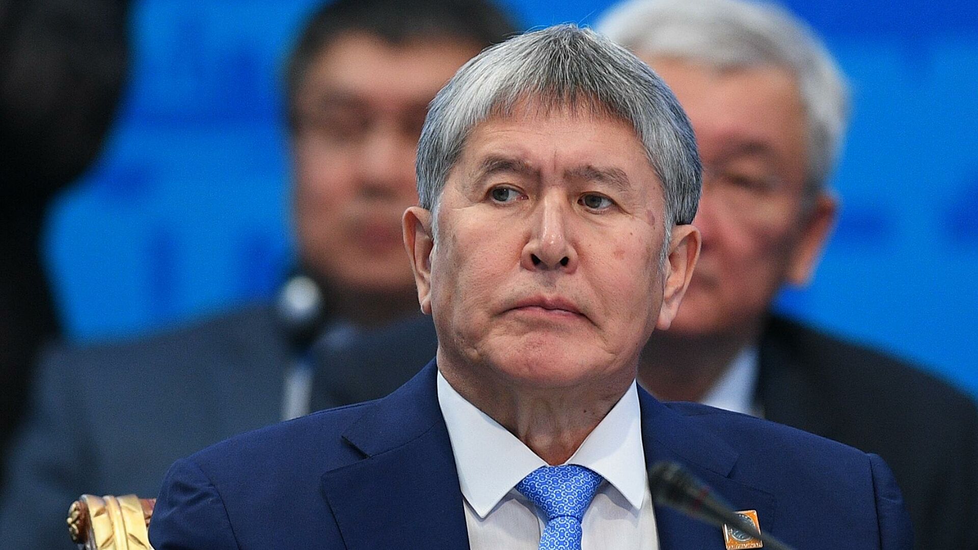 Атамбаев Жээнбековтің дереу отставкаға кетуі керектігін айтты