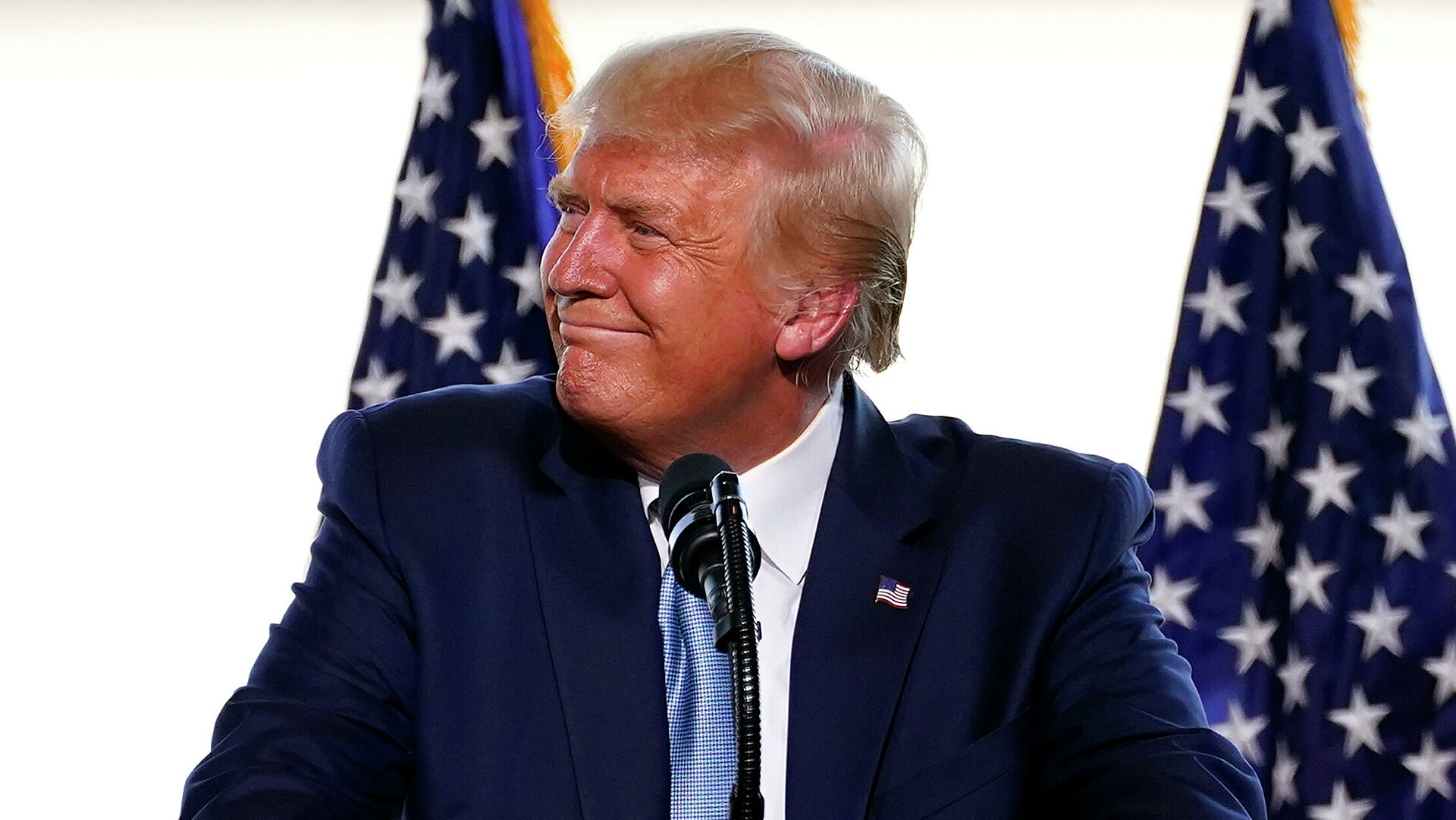 Трамп коронавирус жұқтырып, карантинге кетті