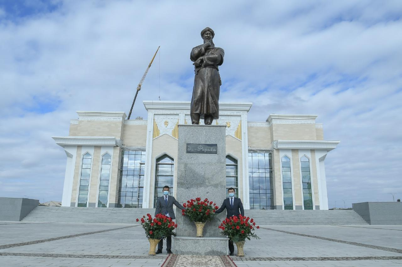 Памятник Аль-Фараби и Абаю установили в Туркестане