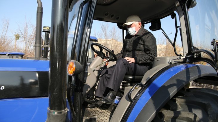 Жамбыл облысының әкімі трактор жүргізіп жұртты таңқалдырды ма?