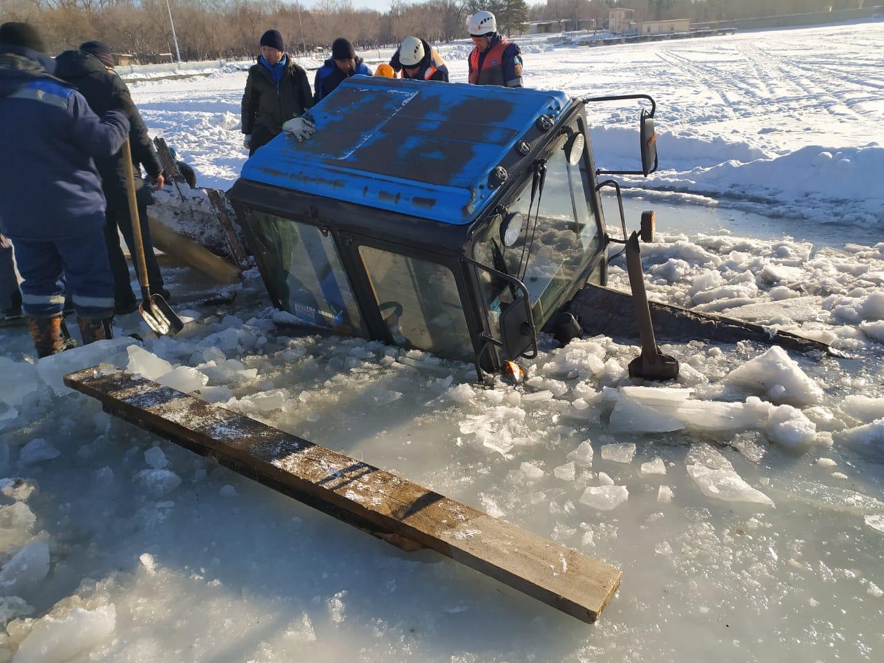 В Караганде трактор провалился лёд