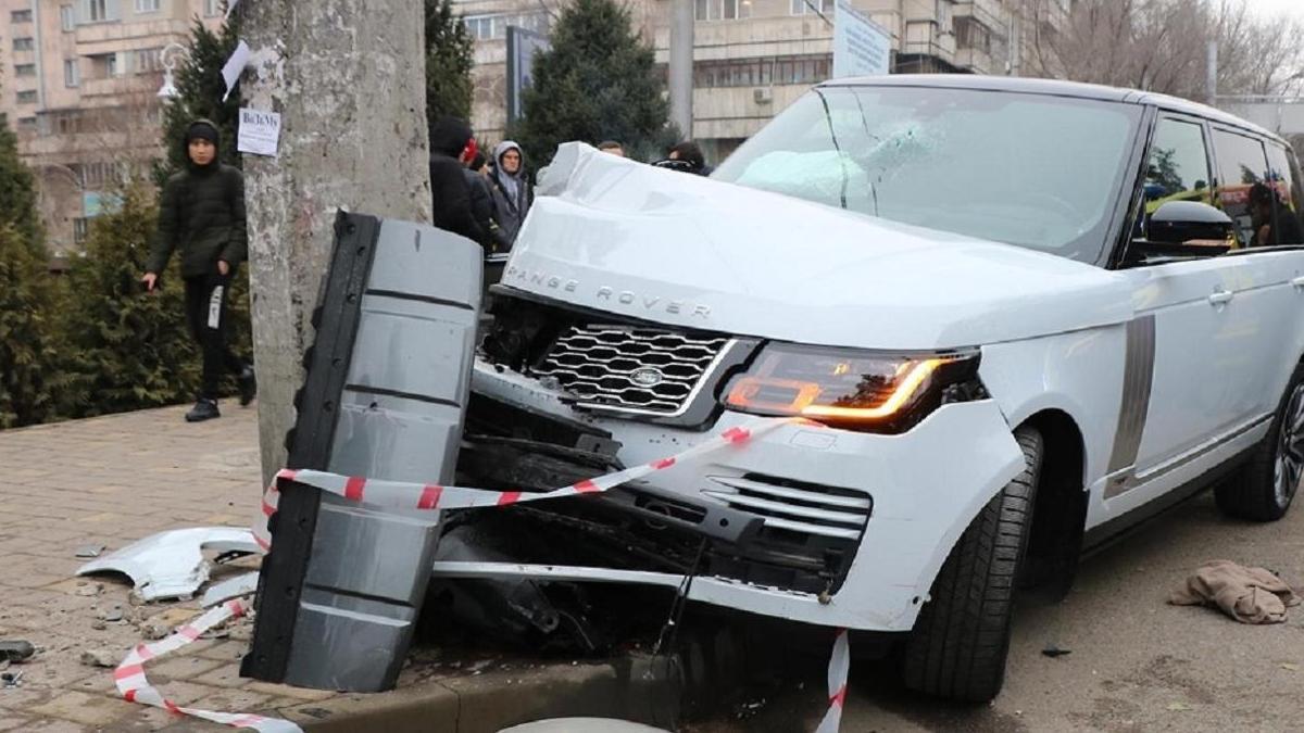 Внедорожник врезался в крыльцо мечети в Алматы