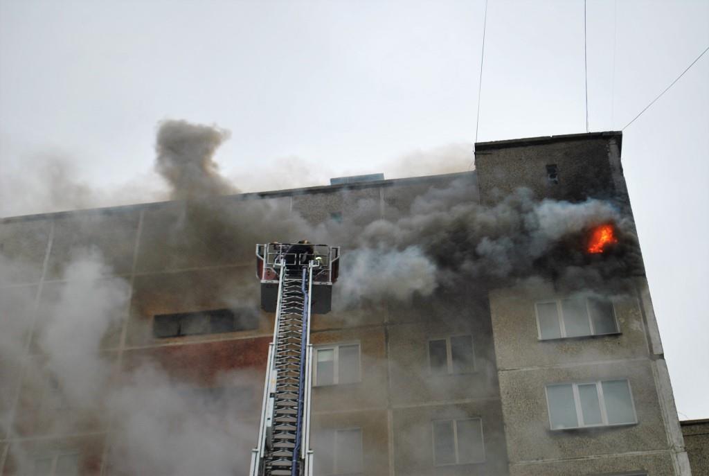 Келіншек өрттен қашамын деп балаларын 3 қабаттан лақтырған