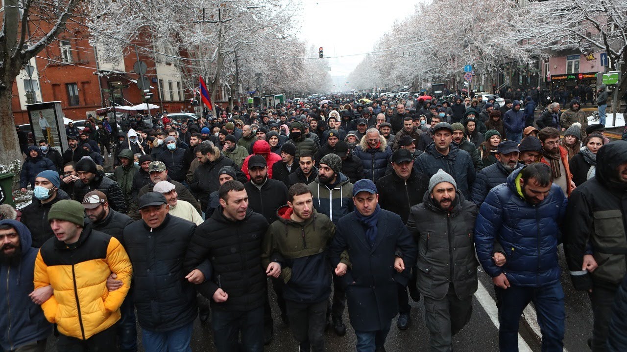 Противники Пашиняна начали шествие по центральным улицам Еревана