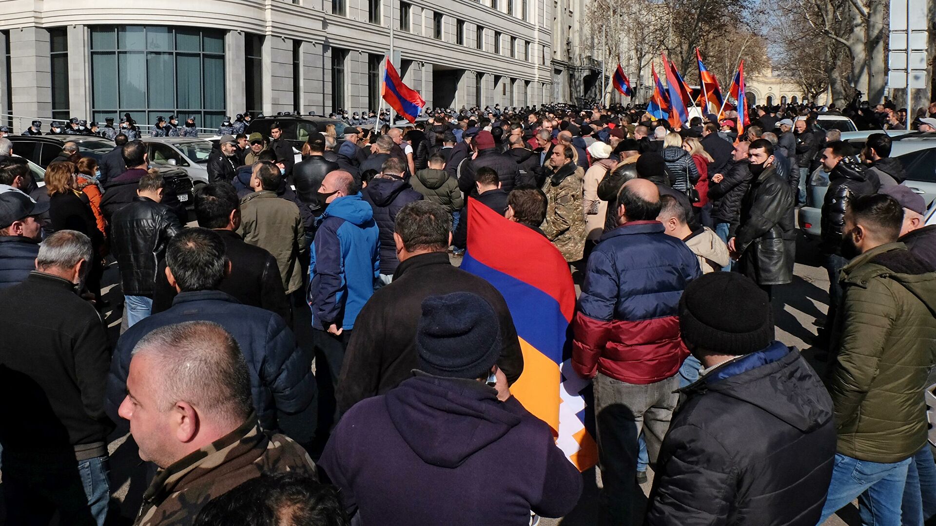 Противники Пашиняна ворвались в здание правительства