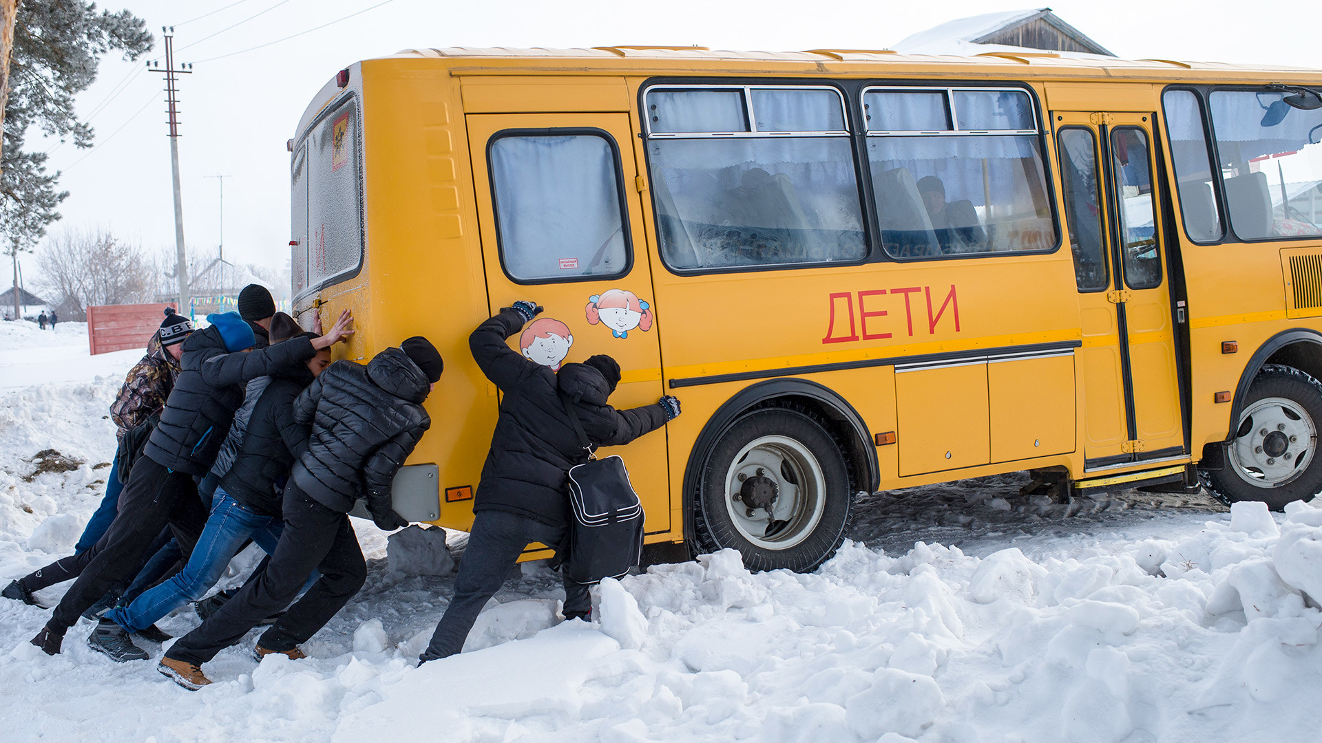 Қарағандыда халық автобусты өздері итеріп жатыр