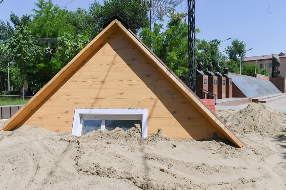 «4 тонна құм»: Түркістанда жаңа арт-нысан ашылды