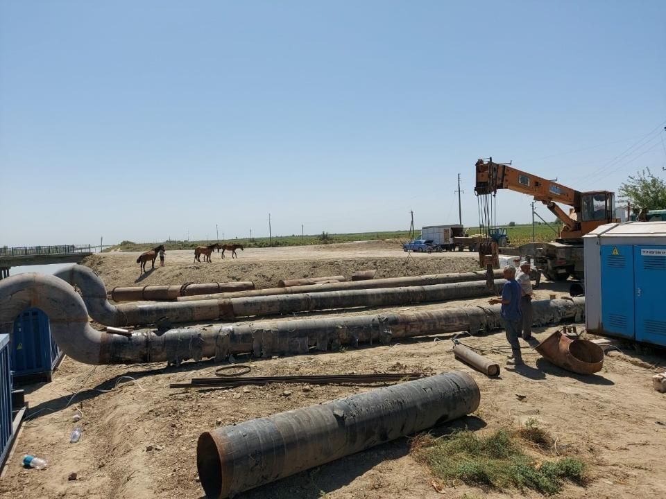 В Мактааральском районе на канале устанавливается водяной насос