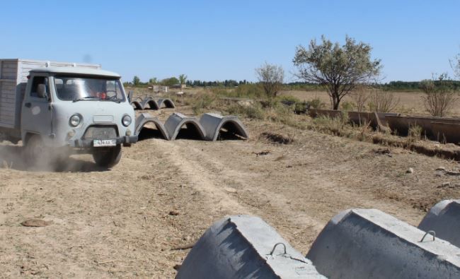 Созақтағы тозығы жеткен канал жөнделіп жатыр