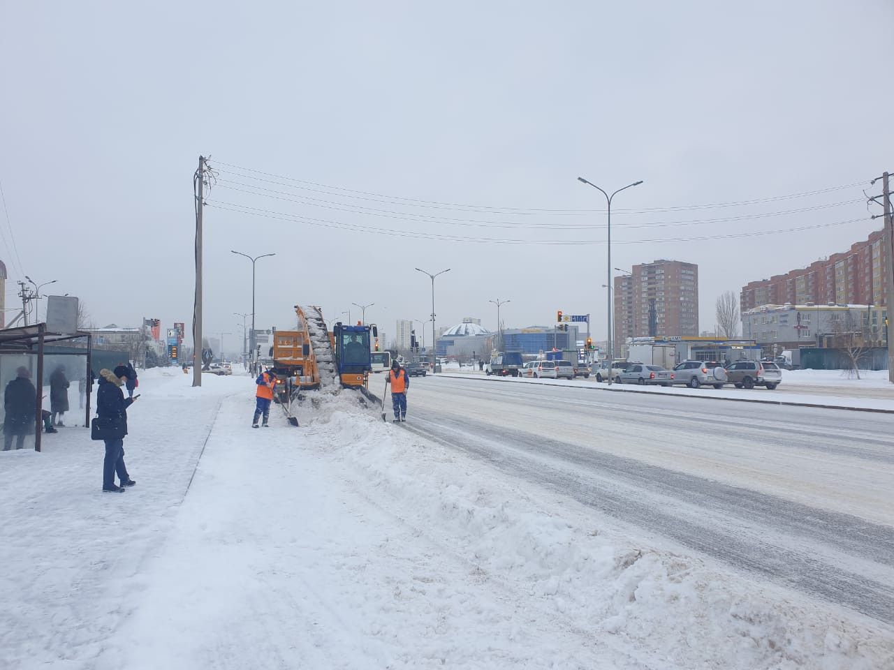 Елордада қар күреу жұмысына екі мыңға жуық адам жұмылдырылды