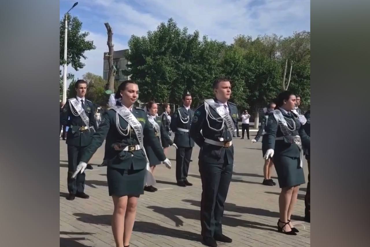 Мәссаған! Қостанайда түлектер «Наши Российские герои» әніне билепті (видео)