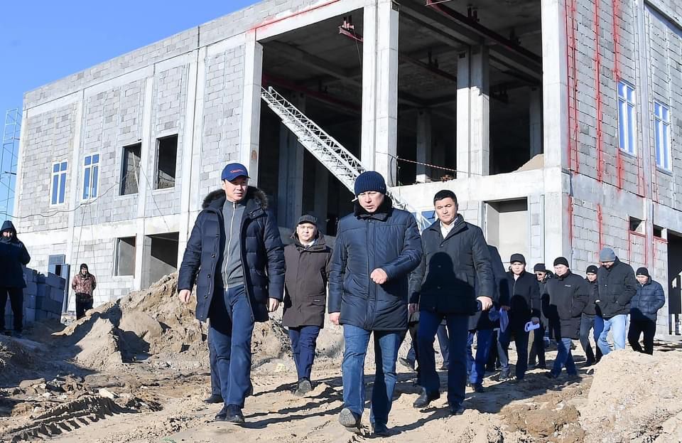 Түркістан: Дархан Сатыбалды Түркістан мен Саурандағы нысандарды аралады