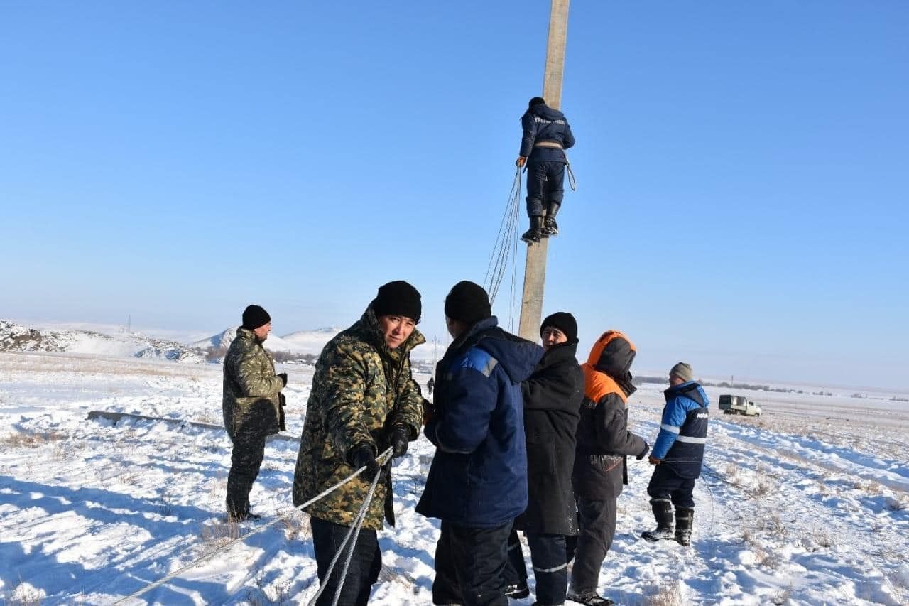 Түркістан: Созақ ауданында боран салдарынан құлаған электр бағаналары толық қалпына келтірілді