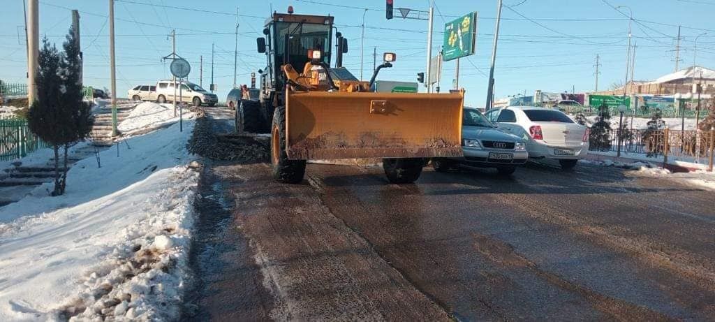 Түркістан: Сарыағаш қаласының көшелеріне құм мен тұз себілді