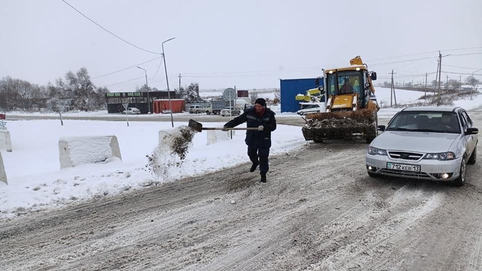 Түркістан: Мақтааралда тайғаққа қарсы 8 тонна тұз, 42 тонна құм себілді