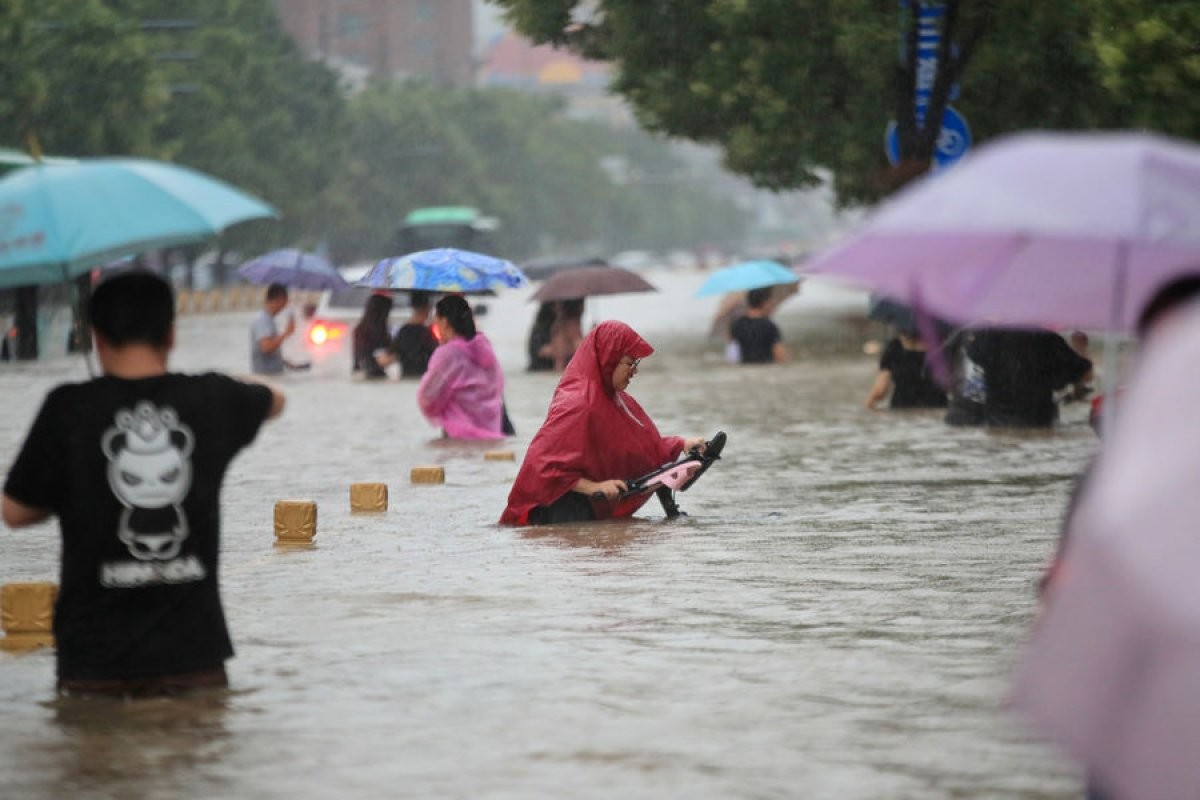 Қытайда су басқан аудандардан 83 мыңнан астам адам эвакуацияланған
