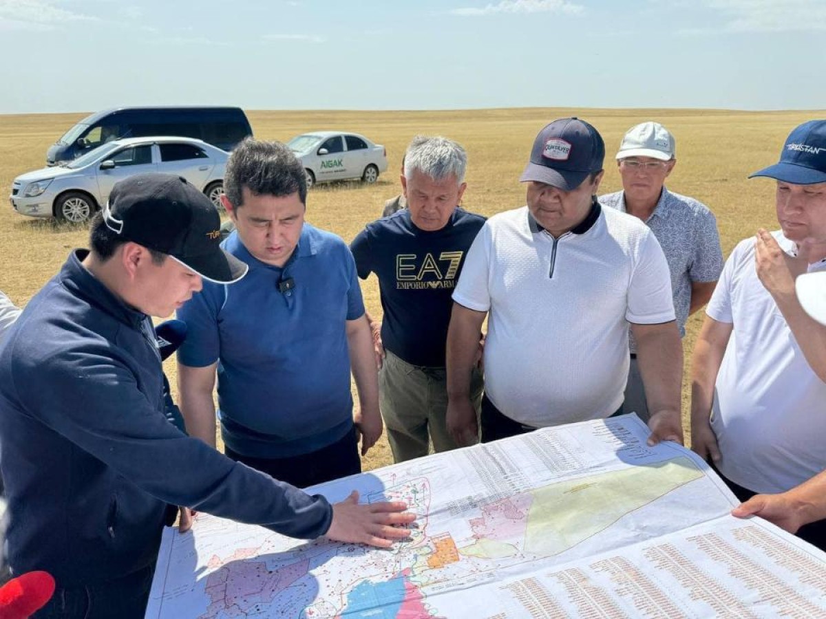 Айдарбек Сапаров іс- сапарымен Түркістан облысына барып, шегірткелерге қарсы химиялық өңдеу жұмыстары барысын тексерді