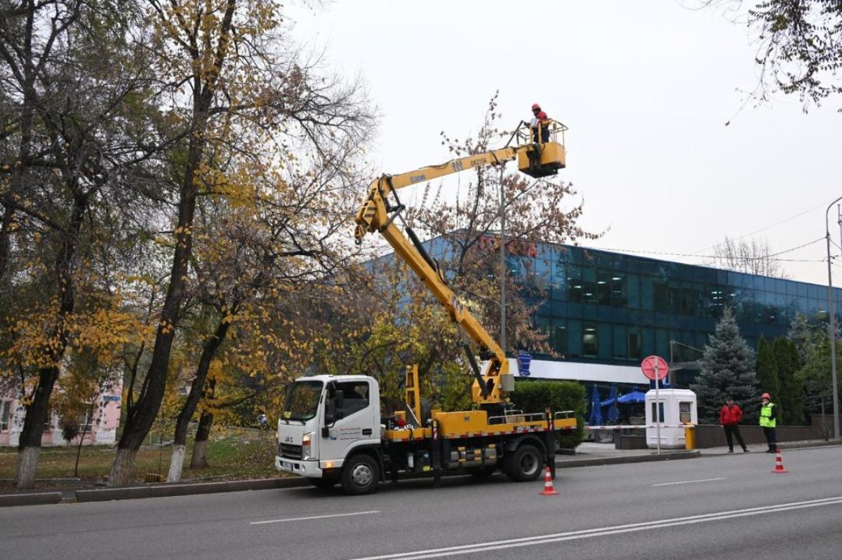 Алматыда сыртқы жарықтандыру желілері жөнделді