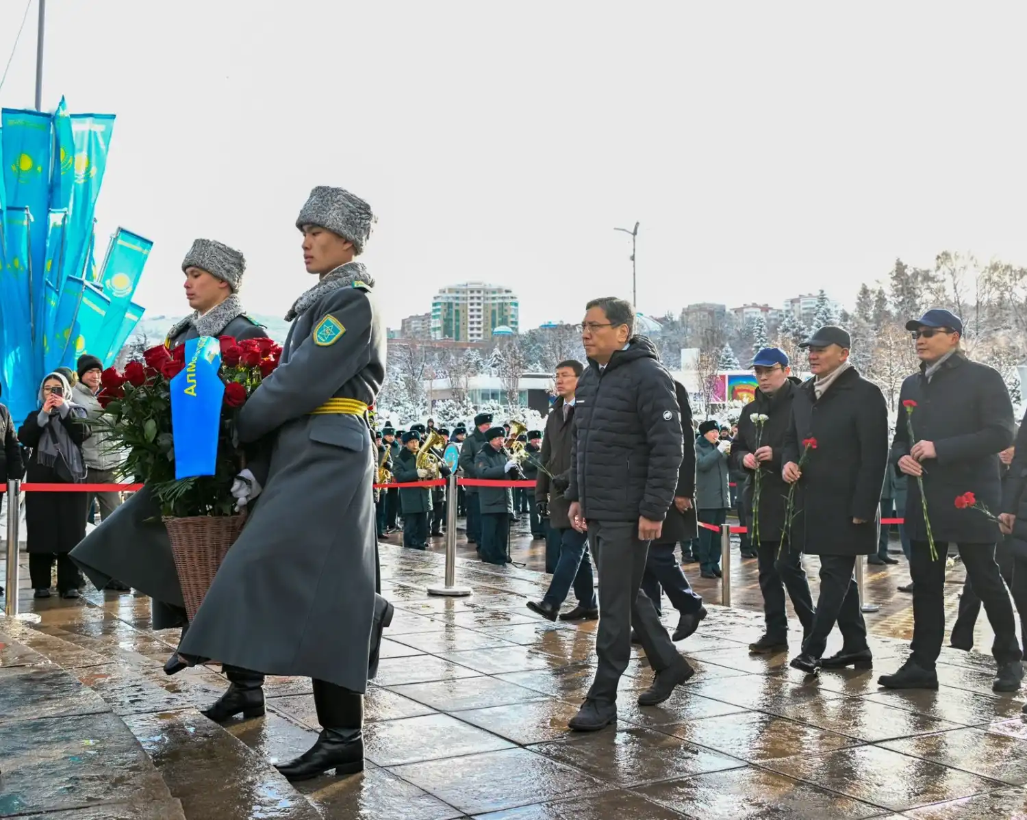 Алматы әкімі Тәуелсіздік монументіне гүл шоқтарын қойды