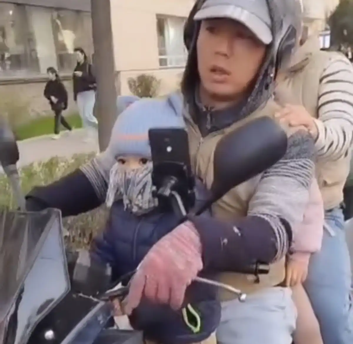 Бір мопедте 4 адам