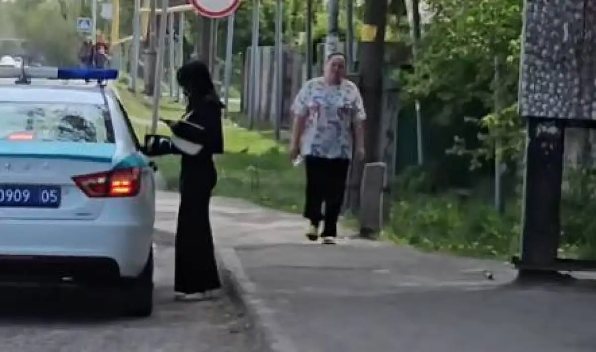 Жасөспірім қызды аялдамаға жеткізіп тастағаны үшін полицейлер жұмыстан босатылды