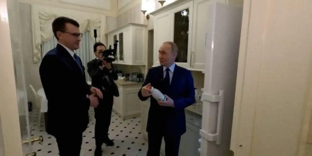 Ресей президенті Кремльдегі пәтерін көрсетті