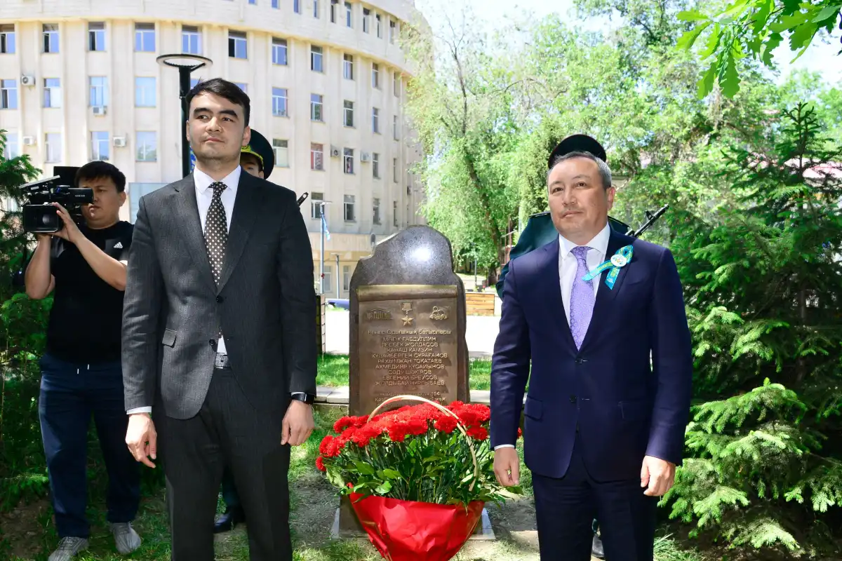 Абай университетінде Жеңіс күніне орай «Ерлікке тағзым» ескерткіш тас белгісі орнатылды