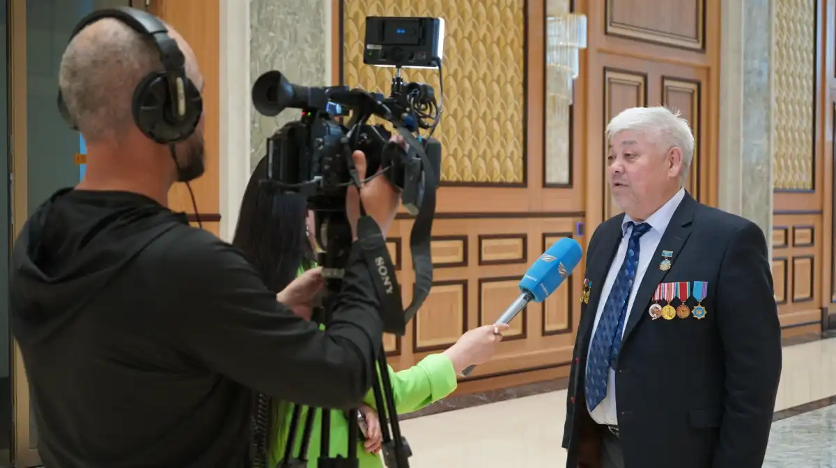 «Ерлікке тағзым»: Президент Архиві Жеңістің 80 жылдығына арналған бірегей кітапты ұсынды