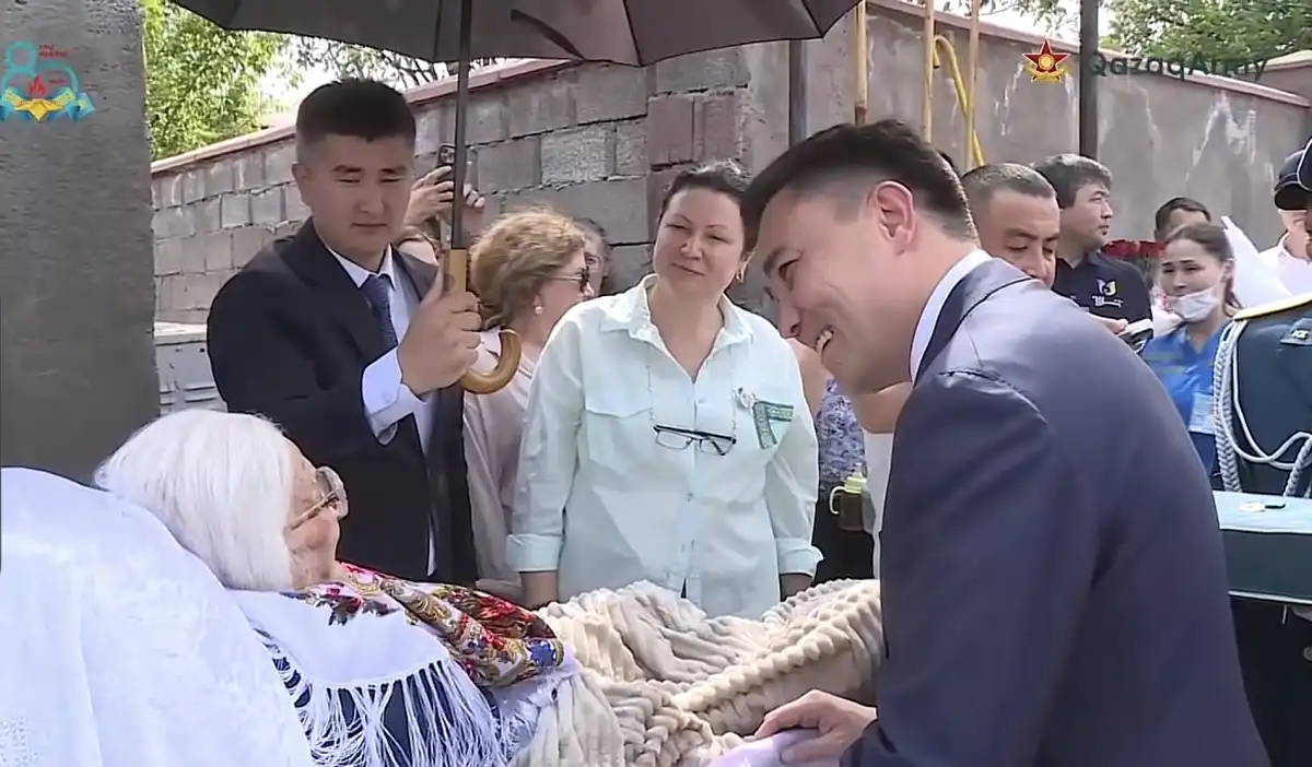 Жалғыз ардагердің үйінінің алдында әскери шеру өткізген