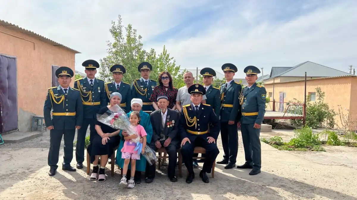 Сыбайлас жемқорлыққа қарсы қызмет тыл ардагерін Жеңіс күнімен құттықтады