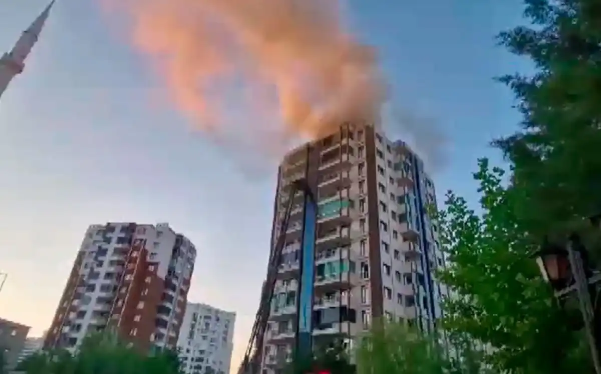 23 адам ауруханада: Түркияда көпқабатты үй алапат өртке оранды