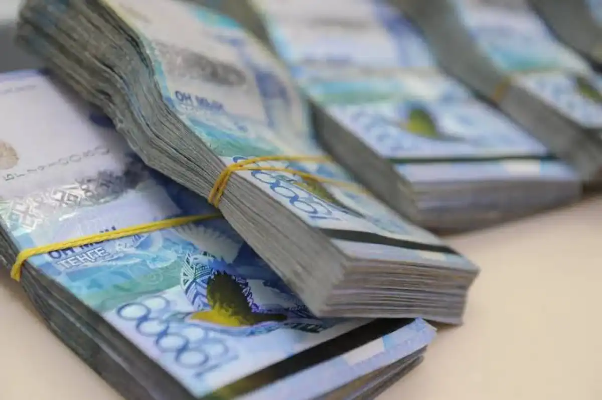 Дәрігерлер 300 мың теңгеге жұмыс істейді. Ал миллион теңгеден асатын жалақыны кім алады?