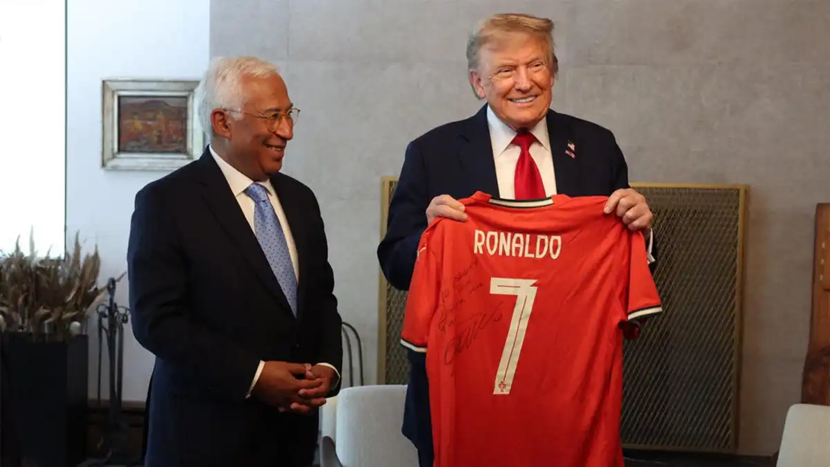 Криштиану Роналду Дональд Трампқа қолтаңбасы бар футболка сыйлады