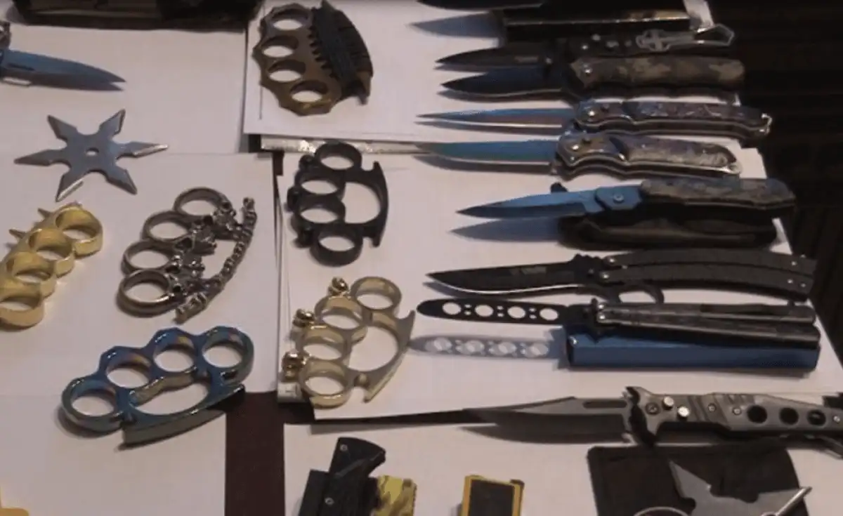 Астананың әуежайына суық қаруды ерікті түрде тапсыруға арналған жәшік қойылды