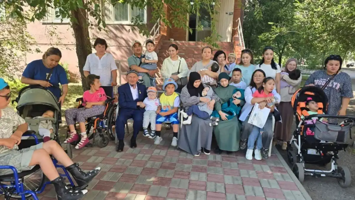 Қария қажылыққа деп жинаған ақшасын мүгедек балаларға таратып берді