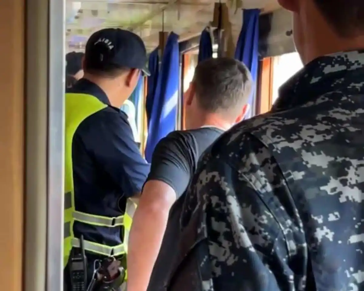 Пойызда мас жолаушы терезені сындырып, тағы бірі полицияға қарсы шыққан
