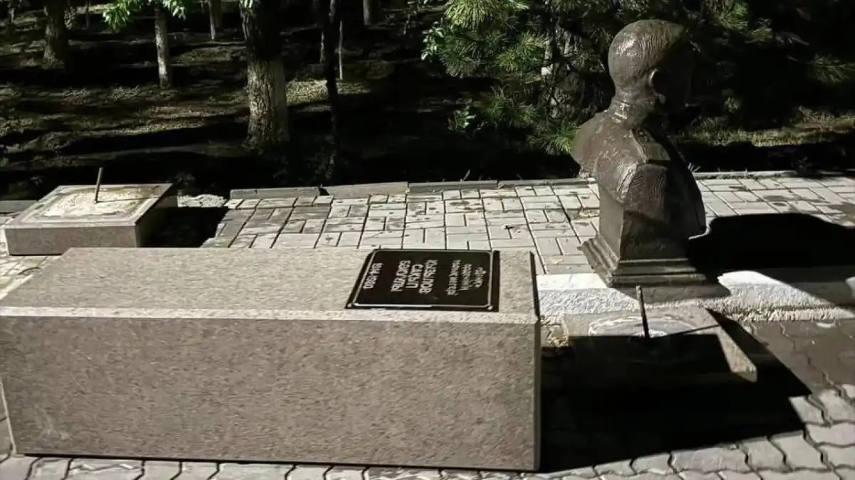 Атырауда жеті жасар қыздың өліміне себеп болған ескерткіш құлау ісі бойынша сот үкімі шықты