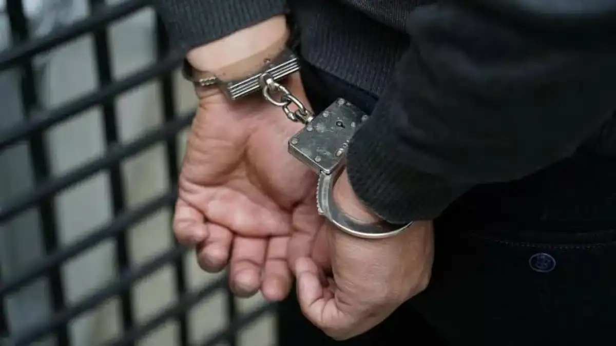 Шымкентте алғаш рет: лауазымды полицей пара алды деген күдікпен ұстады