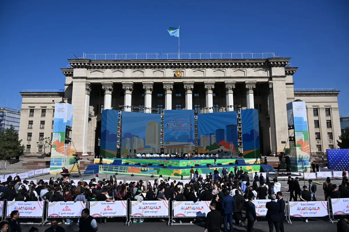 Алматы Қала күнін атап өтуде: әкімнің құттықтауы мен мерекелік іс-шаралар