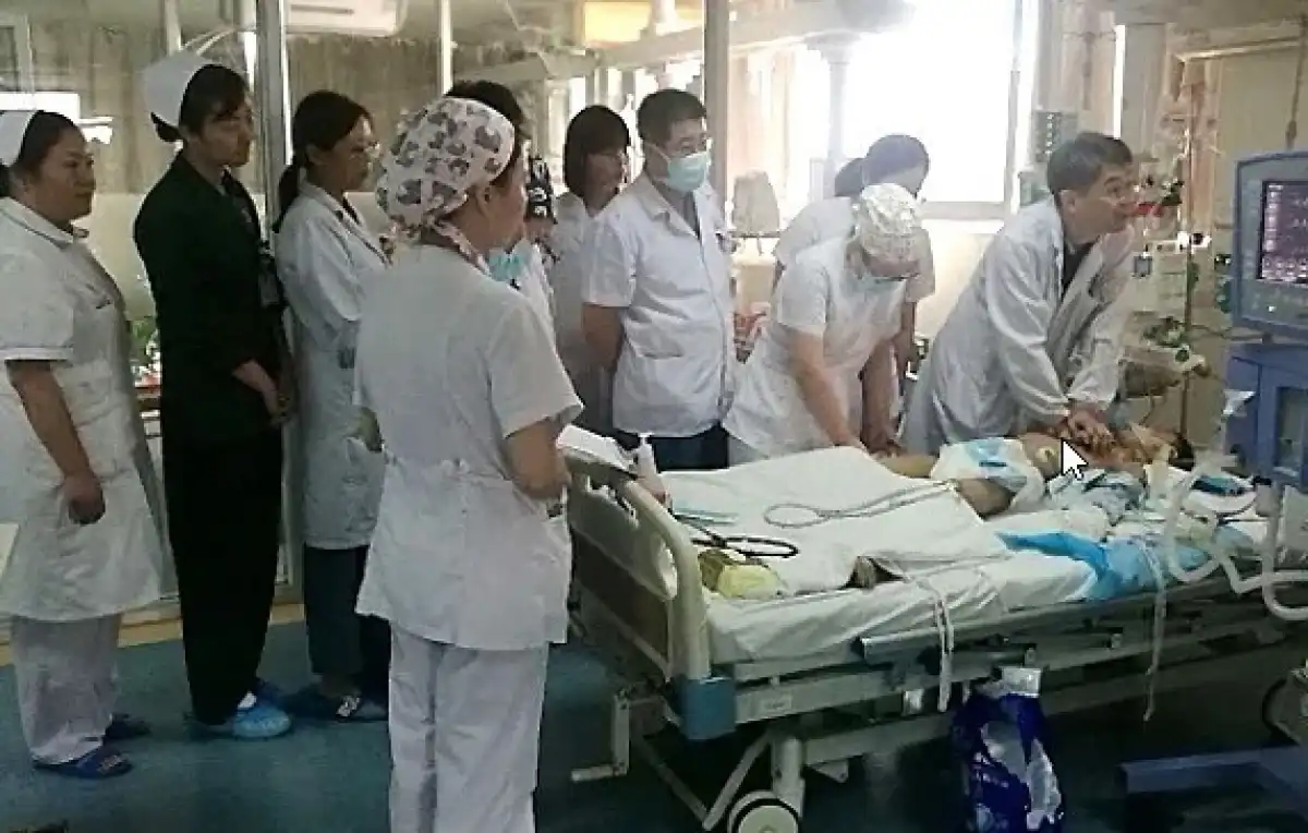 Қытайда 8 жасар баланың өмірін 30 дәрігер құтқарды
