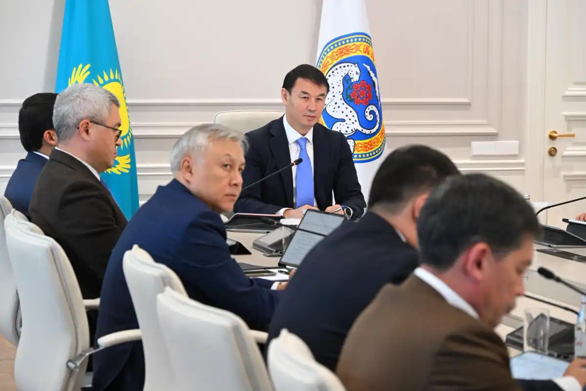 Дархан Сатыбалды мерзімнің сақталмауы мен жұмыстың сапасыз орындалғаны үшін мердігерлерді сынға алды