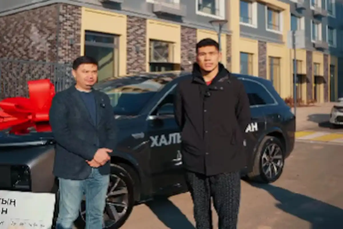 «Қайрат» қақпашысы Темірлан Анарбековке көлік сыйға берілді