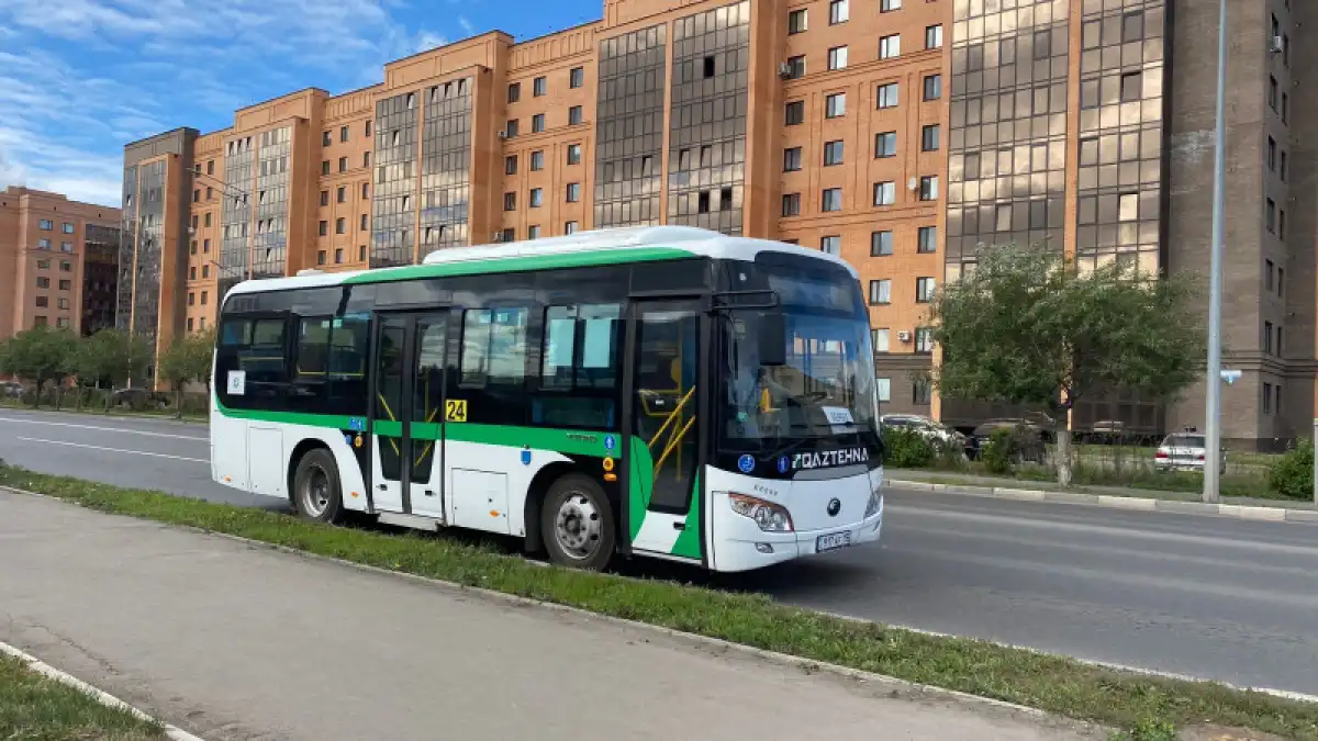 Автобуста мас жолаушы  12 жастағы қызға қол көтерді