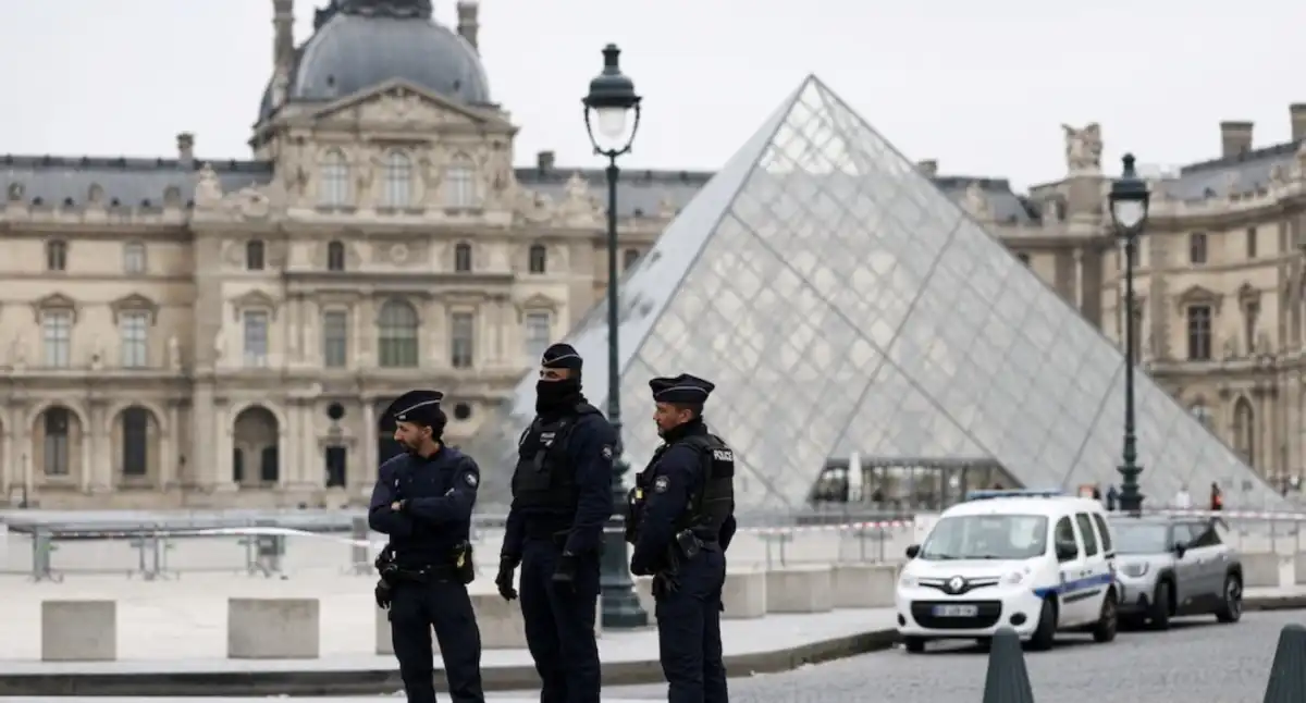 Лувр ұрлығы: күдікті Алжирге қашпақ болған