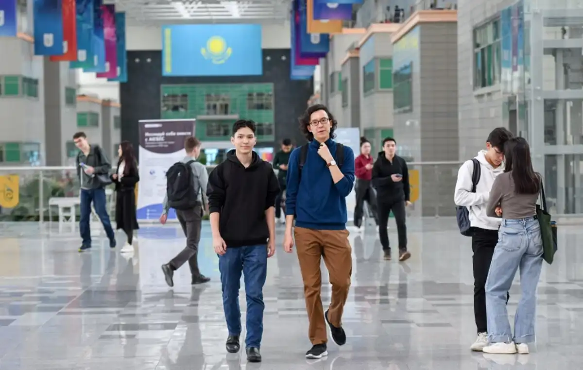 Шет елде қанша Қазақстан азаматы жұмыс істеп жүр?