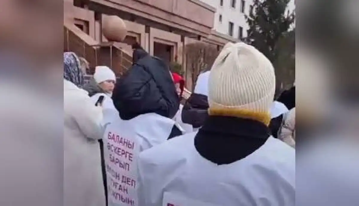 Қаза болған сарбаздардың аналары митиңге шықты. Президент жауап берді