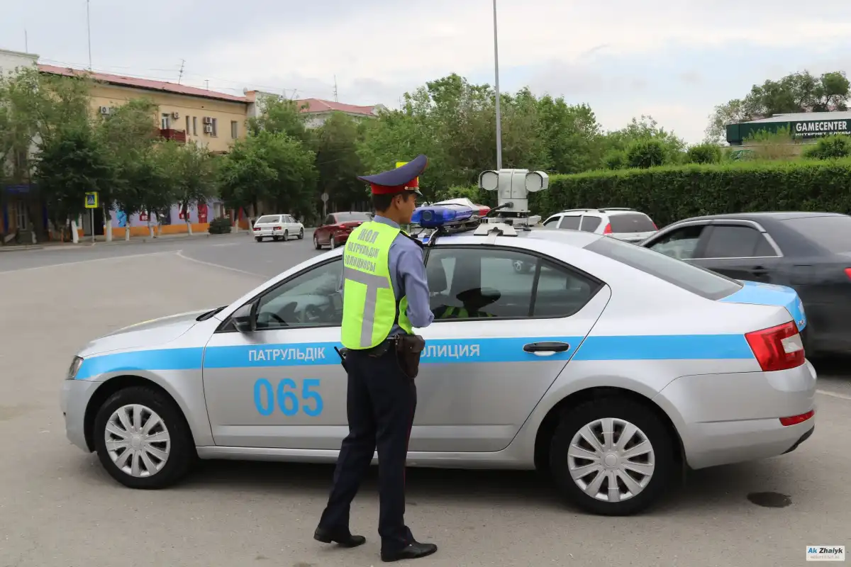 100 мың теңге үшін 7 жыл: жүргізуші өзінен пара сұраған полицейді ұстап берді